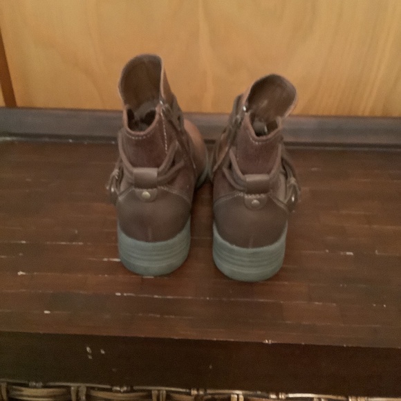Earth Origins Ankle Boots - Picture 4 of 6